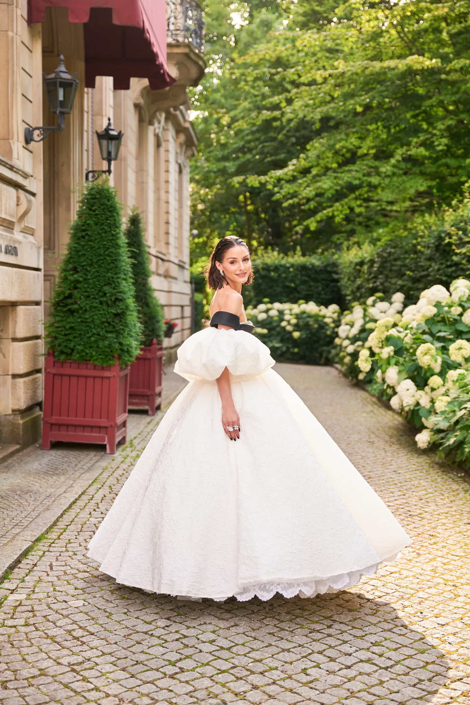 váy cưới trắng tay bồng olivia palermo