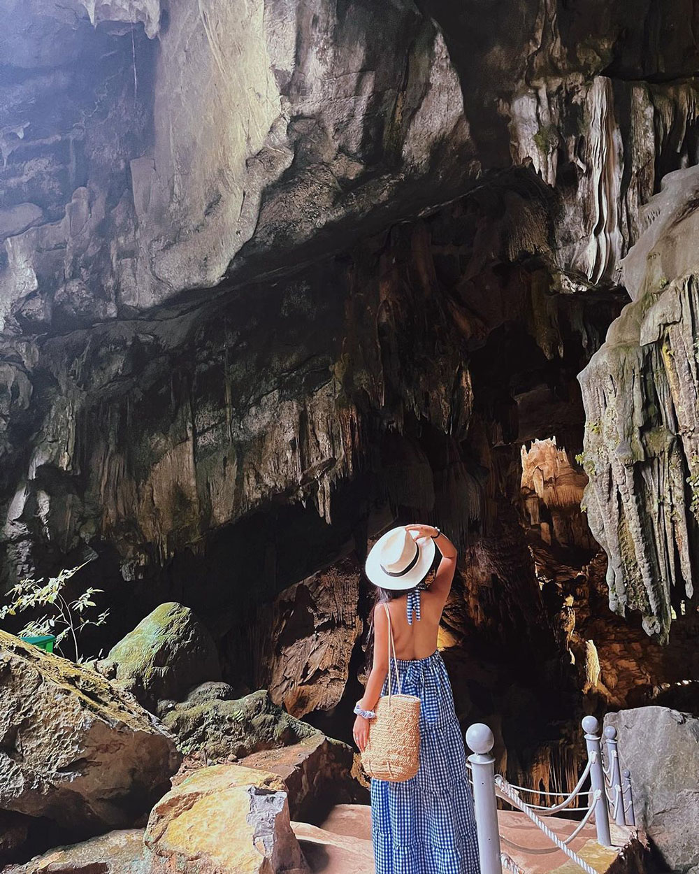 cô gái checkin động phong nha quảng bình
