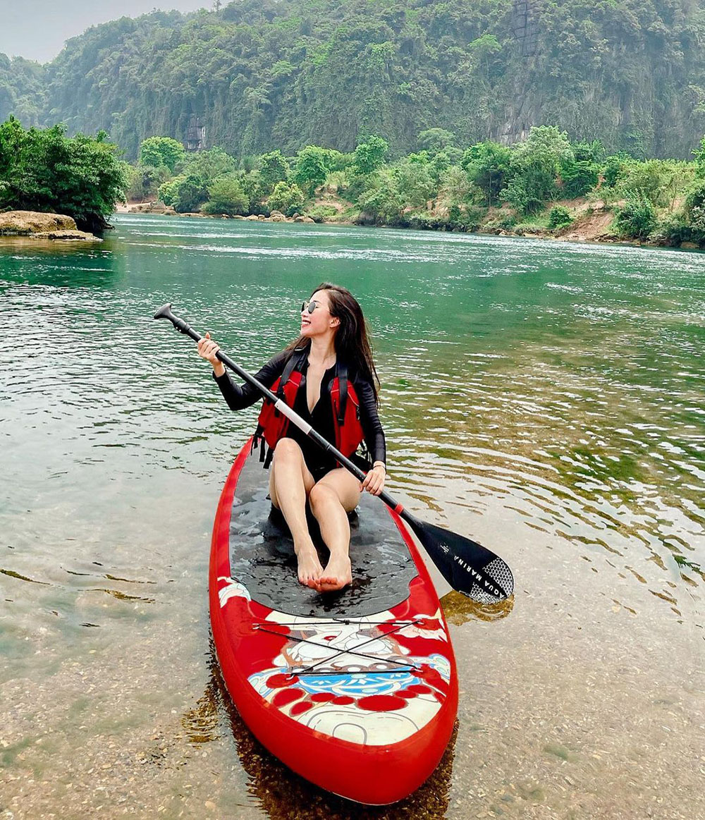 cô gái chèo thuyền ở sông chày quảng bình