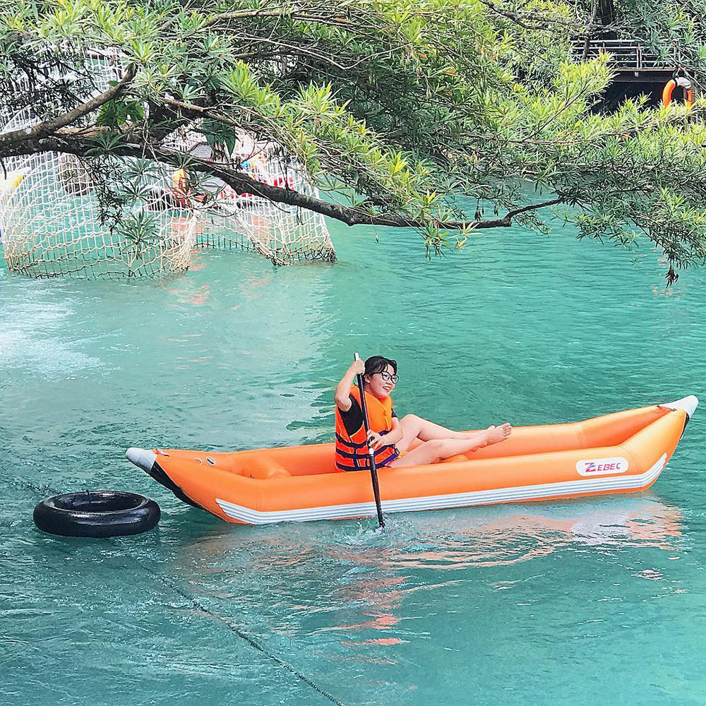 cô gái chèo thuyền kayak suối nước moọc