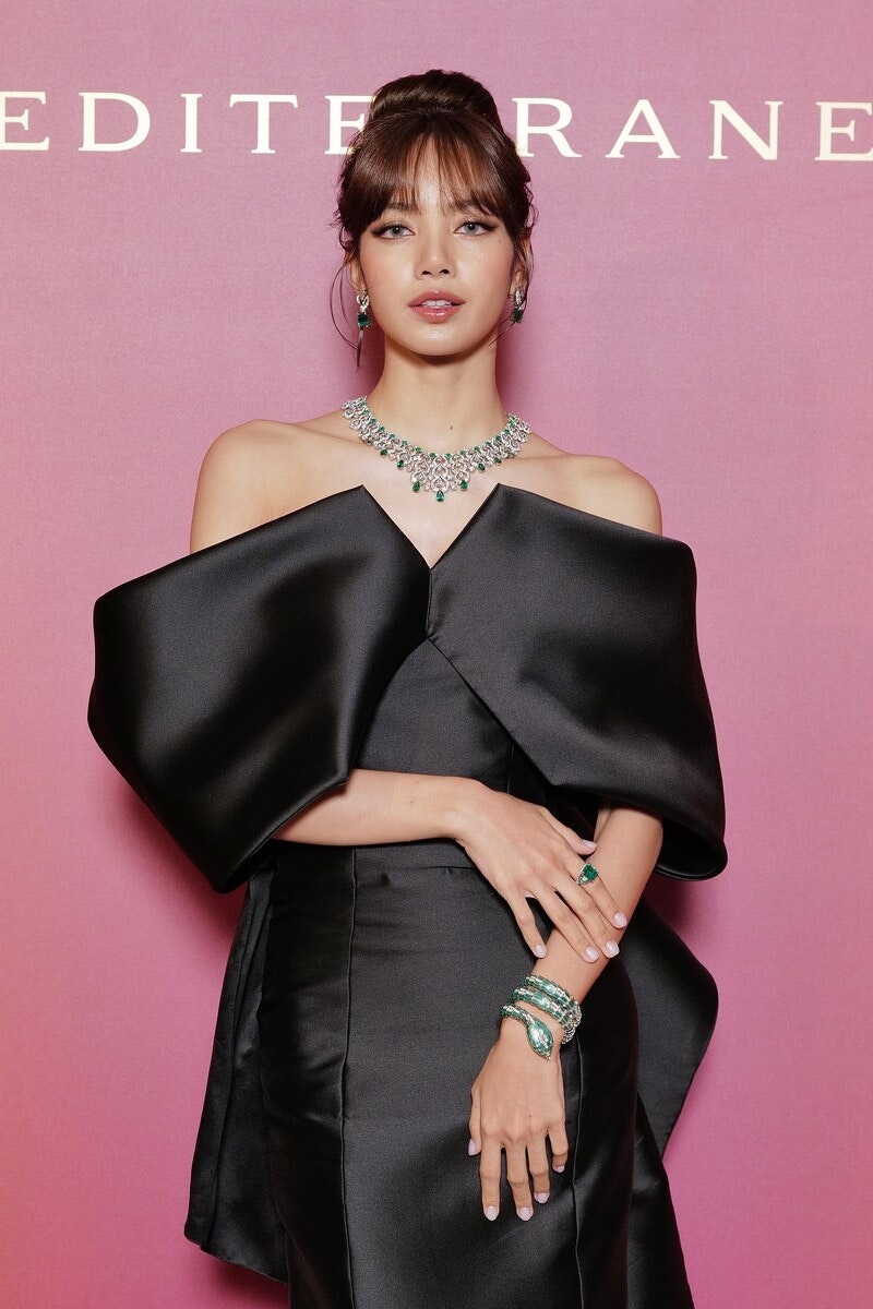 Lisa blackpink diện bản phối đầm đen với trang sức Bulgari