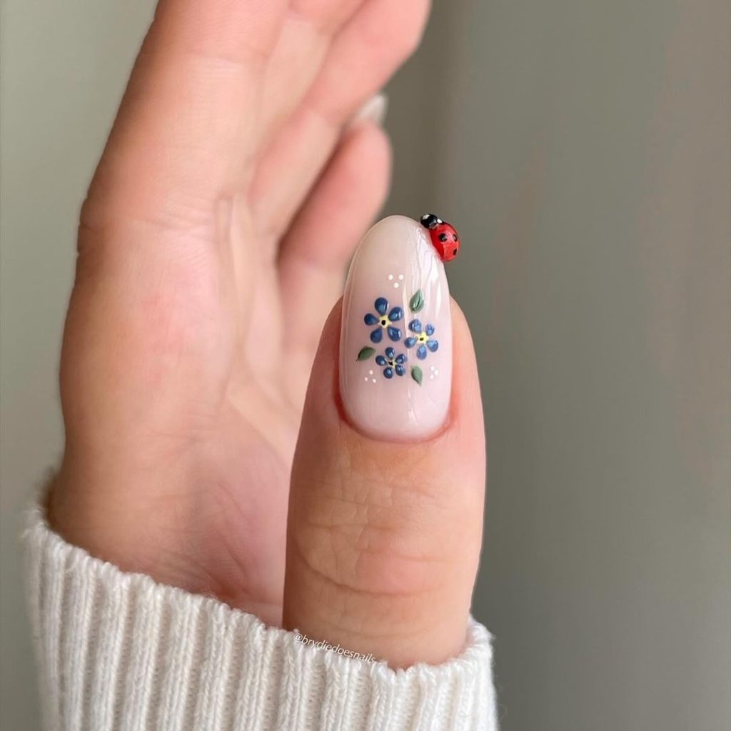 Mẫu nail đẹp vẽ hoa và con bọ