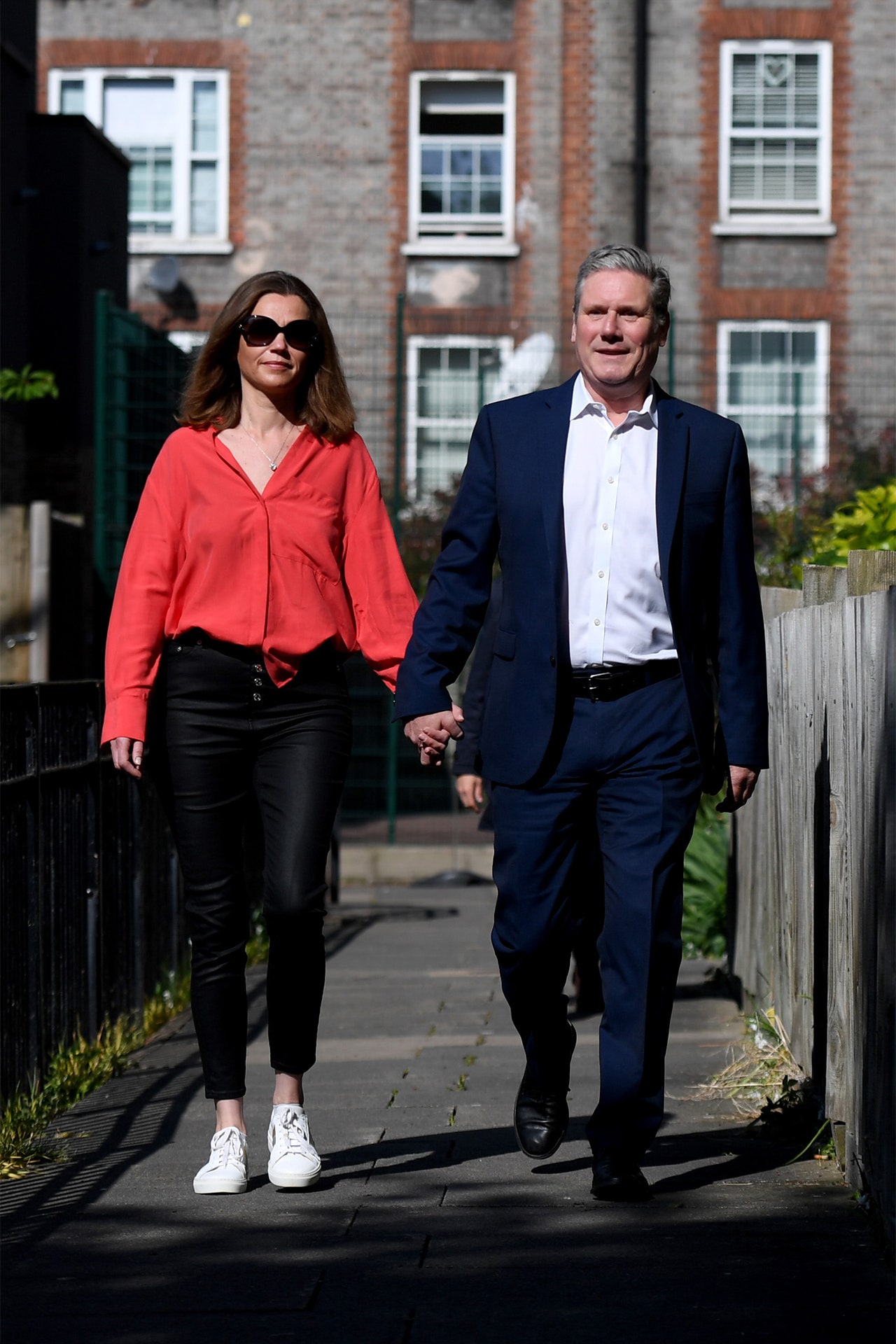 Victoria Starmer diện áo sơ mi đỏ cổ xẻ