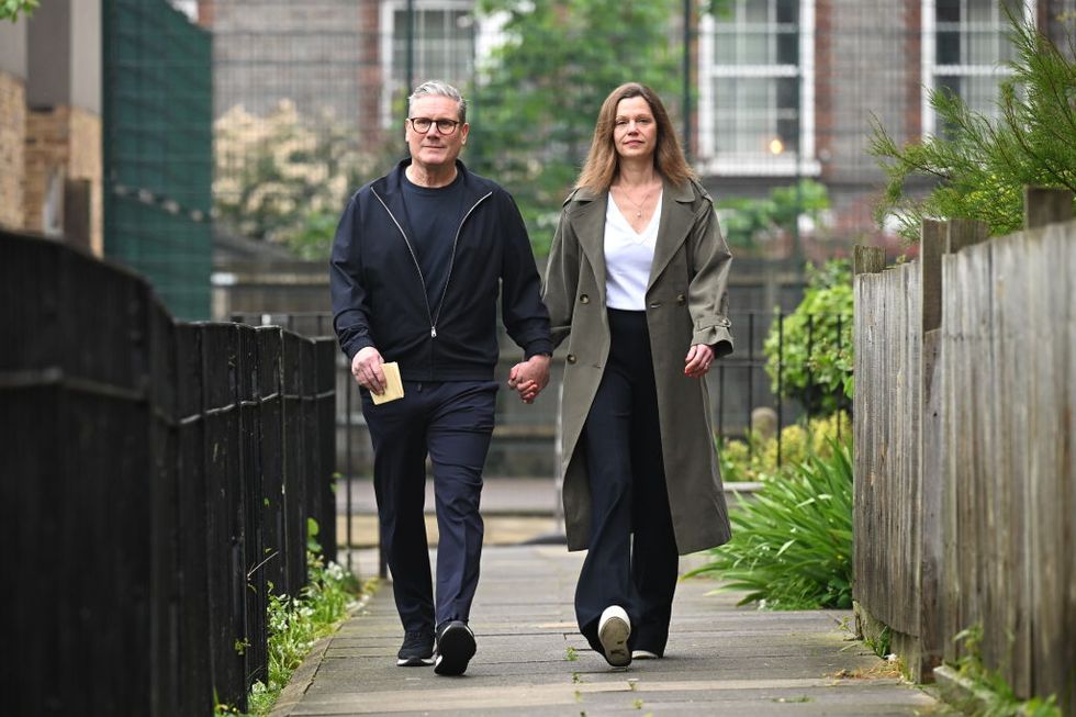Victoria Starmer diện trench coat xám