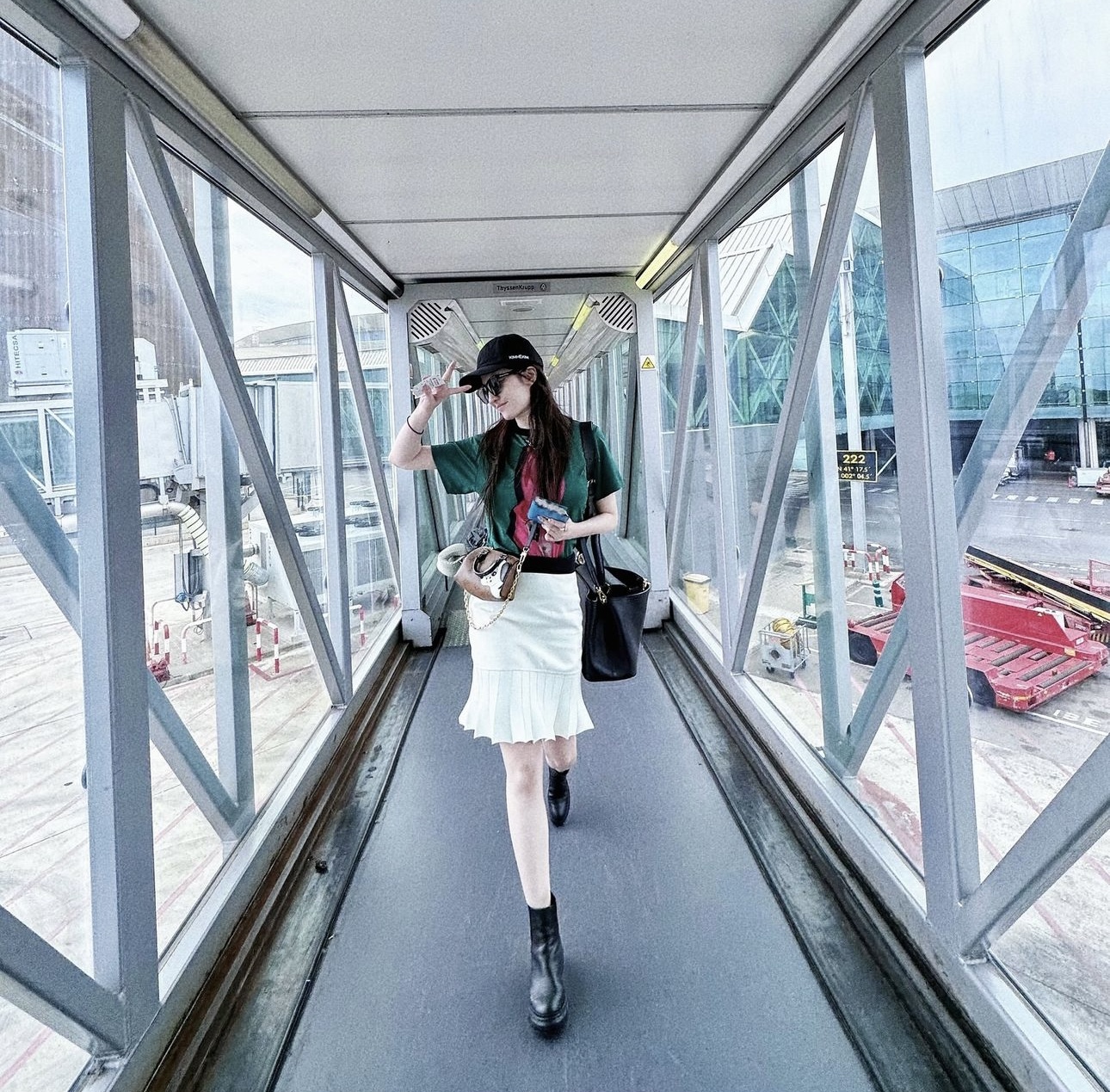 Lưu Diệc Phi với túi xách LV Nano Speedy