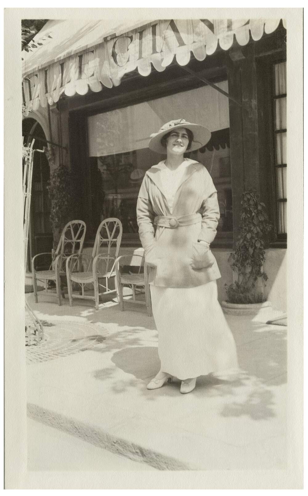 Gabrielle Chanel trước cửa hiệu Chanel Deauville