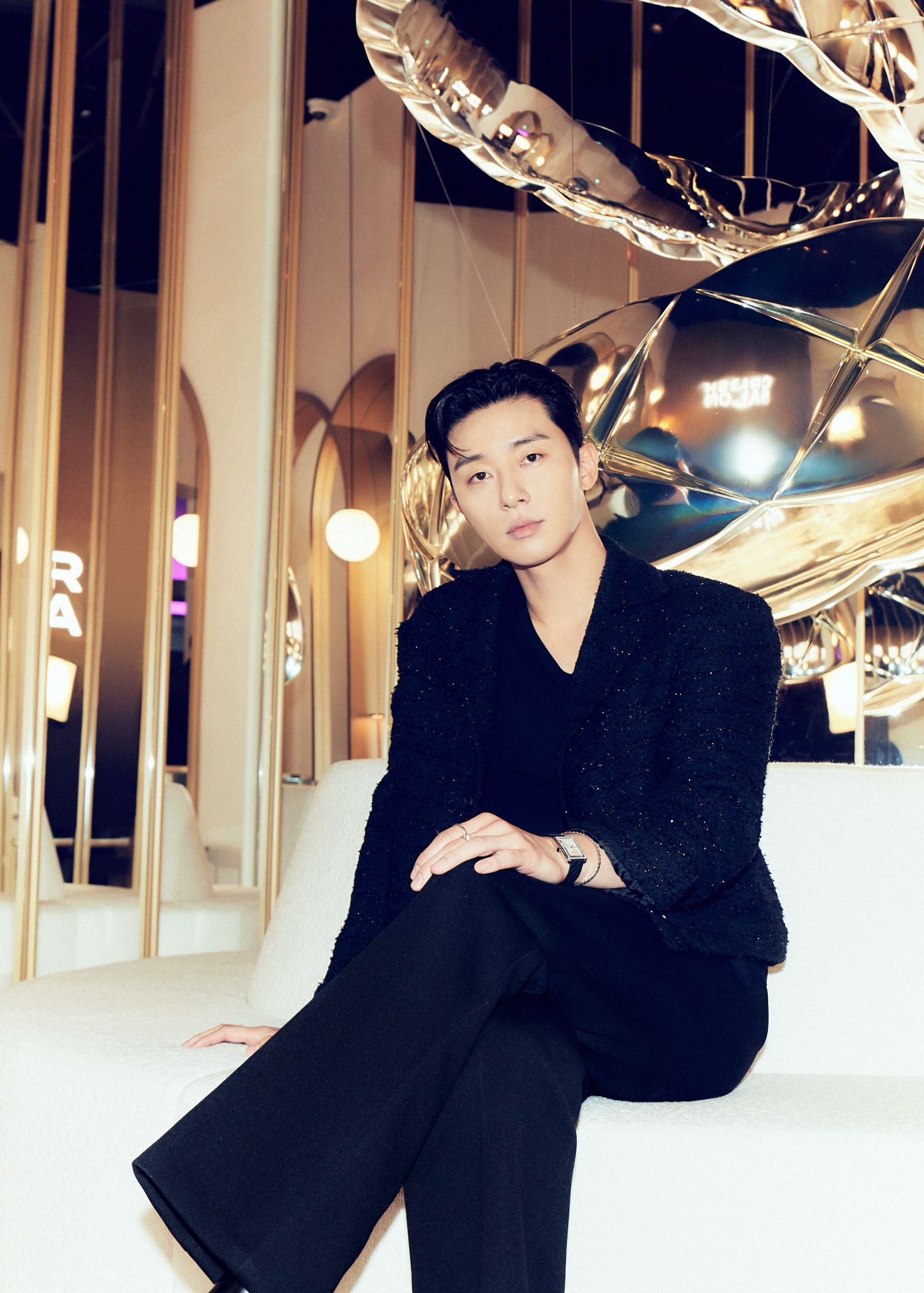 Park Seo Joon trong bản phối vest đen cool ngầu tại chanel