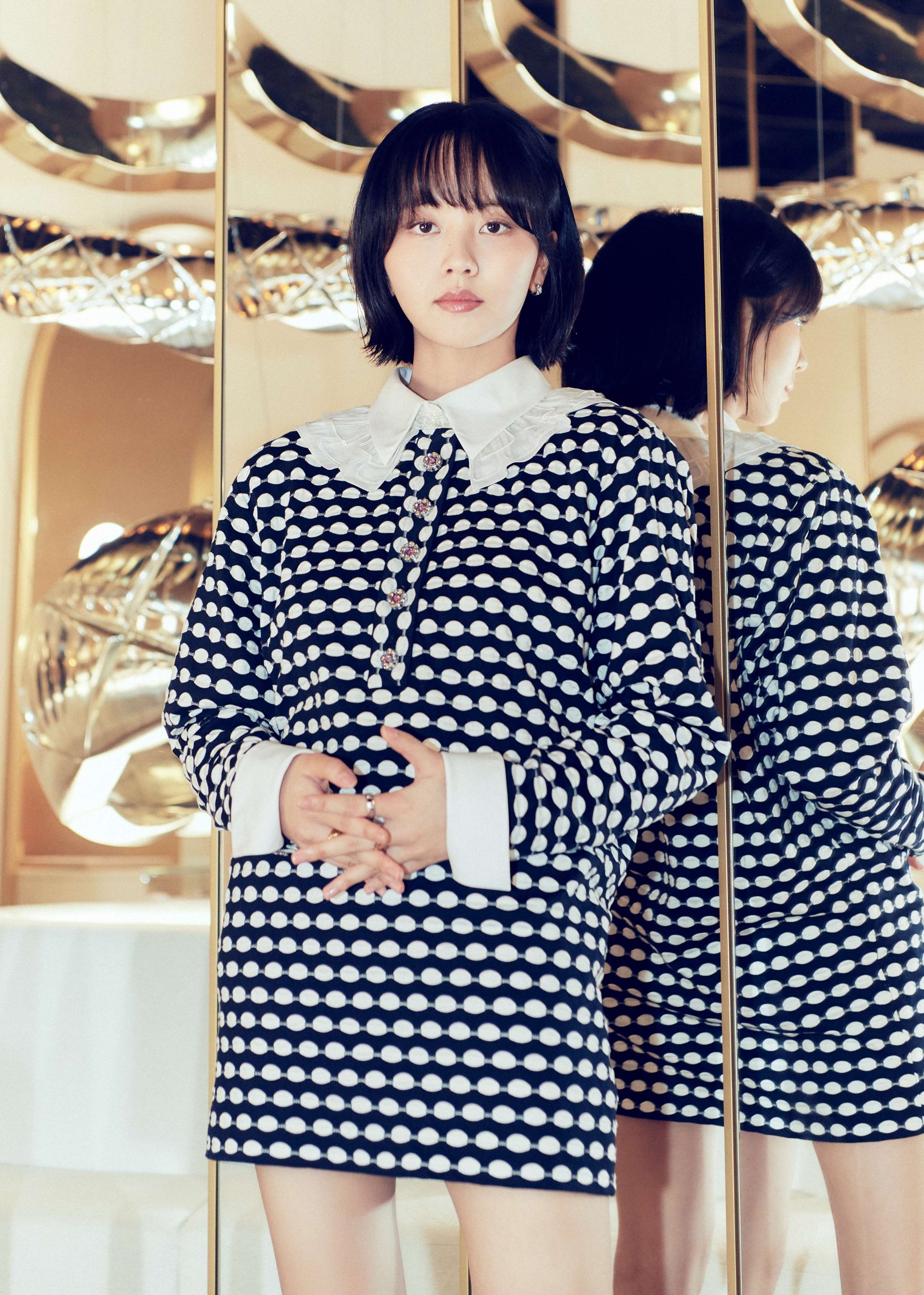Kim So Hyun diện đầm ngắn hoạ tiết chấm bi. 
