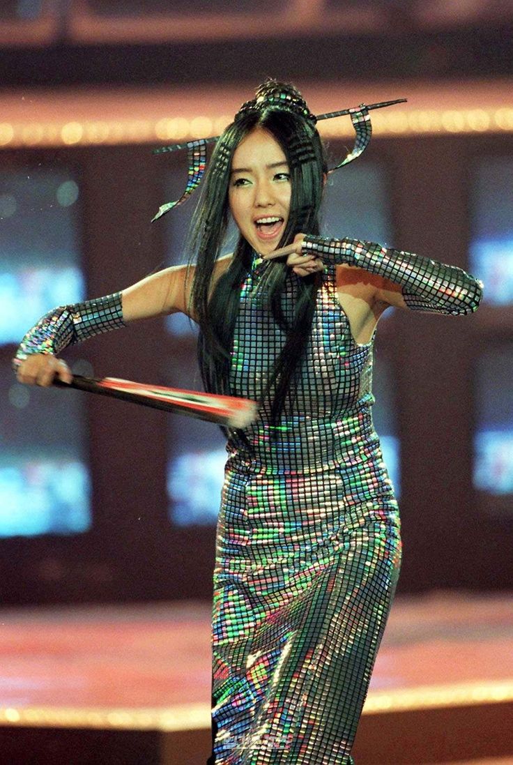 AVA nữ ca sĩ kpop diện bản phối sequins
