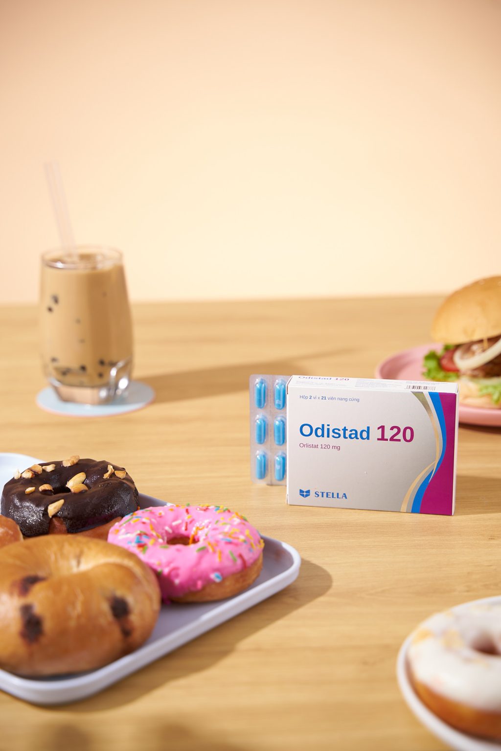 bánh donut và odistad 120 trên bàn
