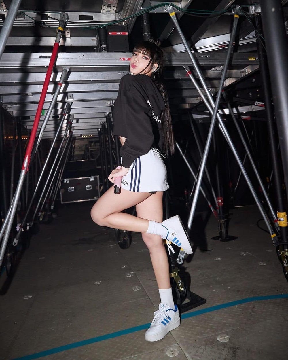 Lisa diện quần shorts thể thao diana