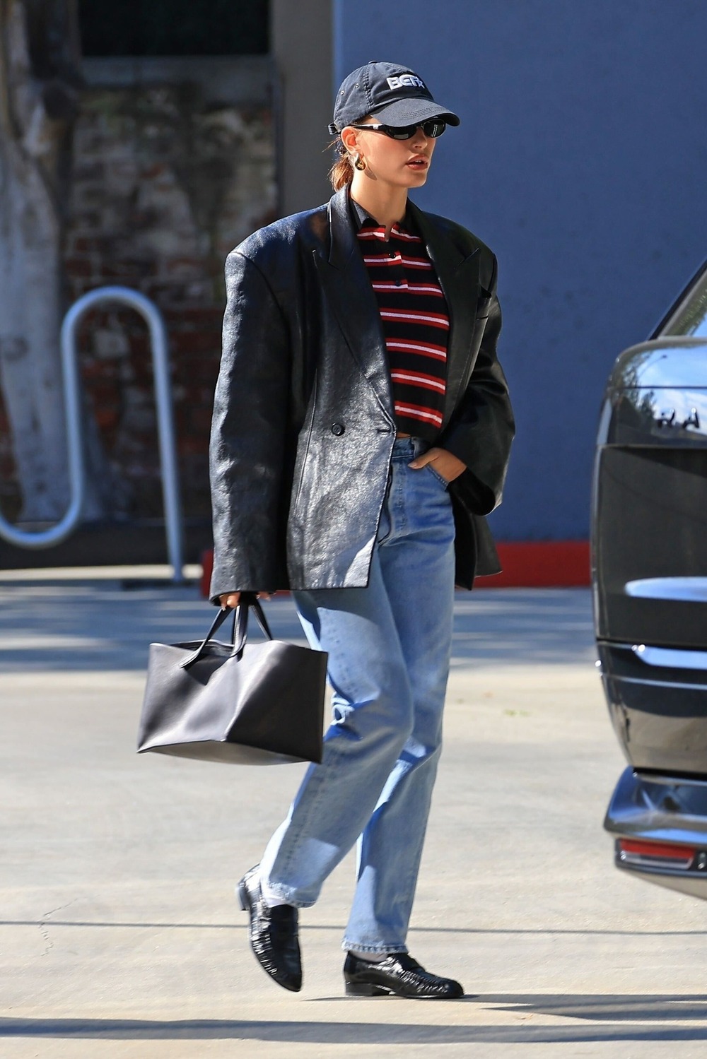 Hailey biber diện áo khoác da phối quần denim diana