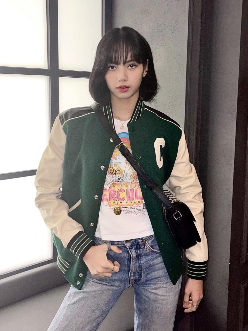 Lisa diện áo bomber jacket diana