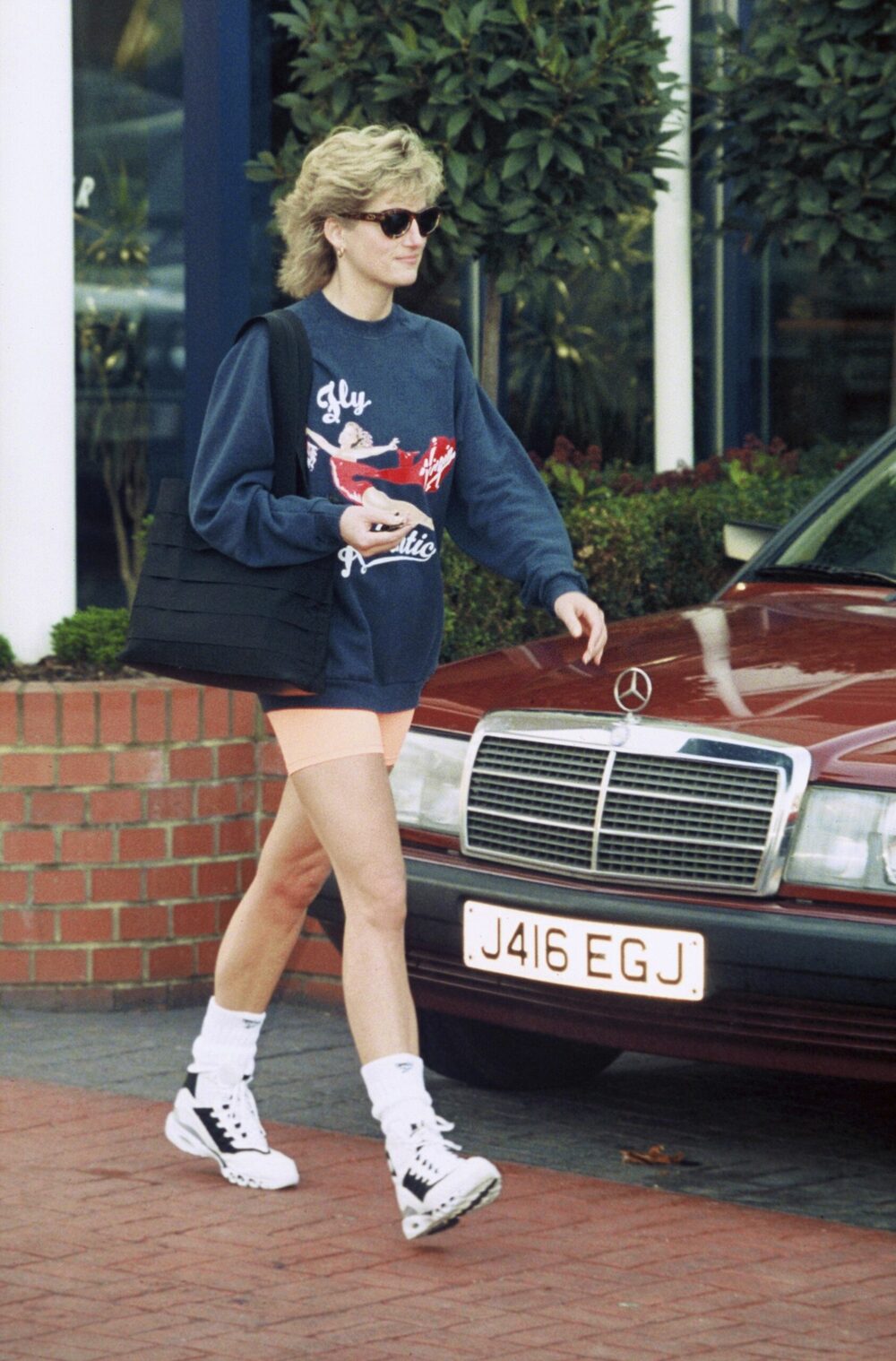 Công nương diện sweater tay dài với quần shorts bó
