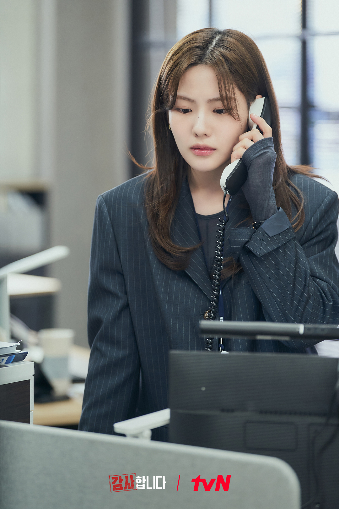 Nữ diễn viên The Auditors  diện blazer sọc đen