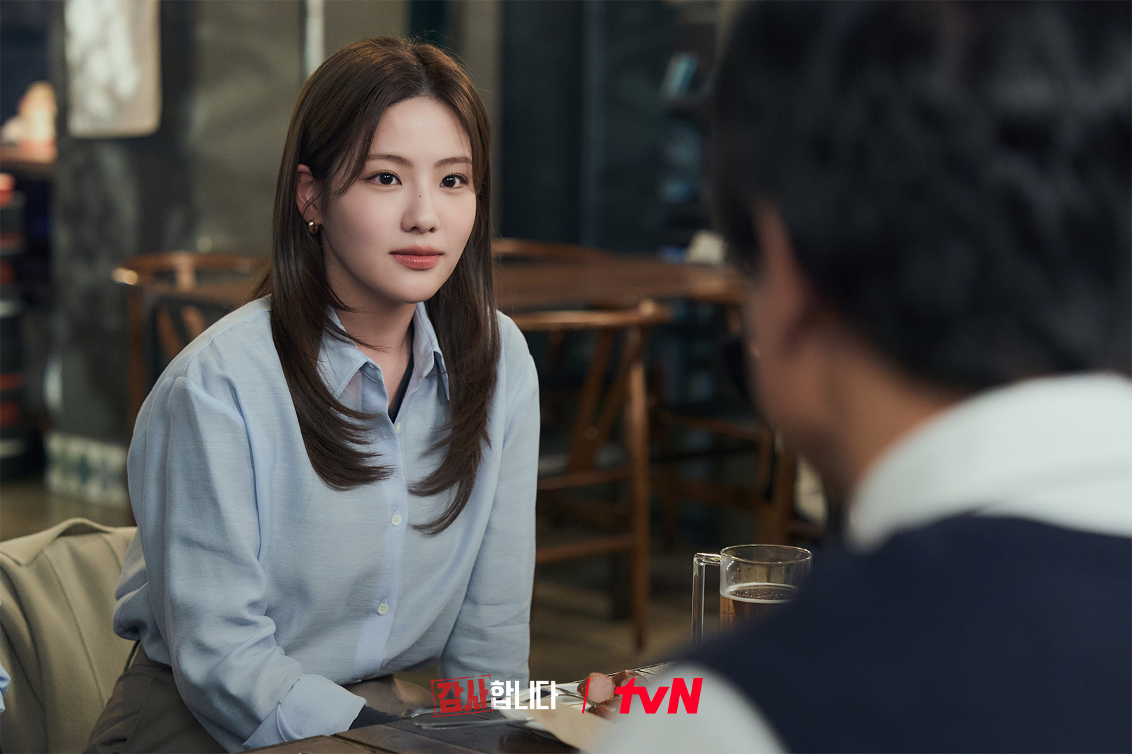 Jo Baram diện sơ mi xanh