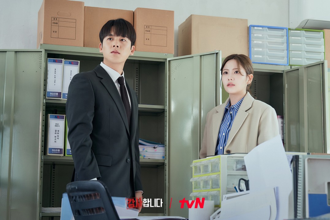 Nữ diễn viên The Auditors diện blazer kem