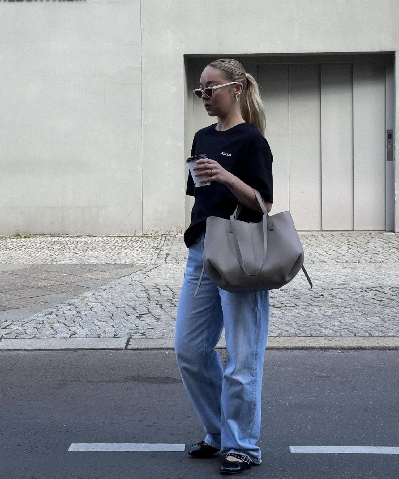 áo thun basic và quần jeans