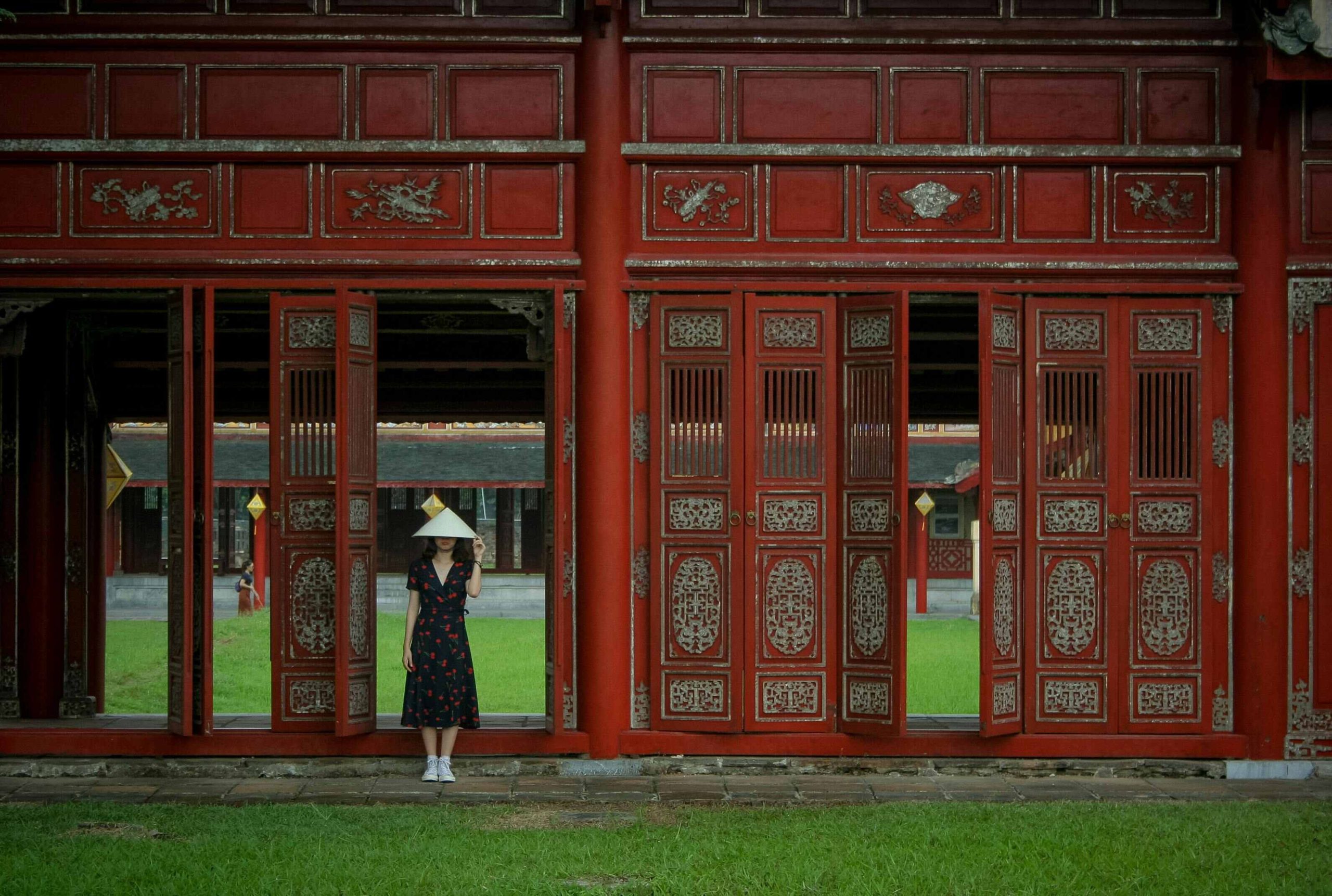 phụ nữ du lịch huế việt nam