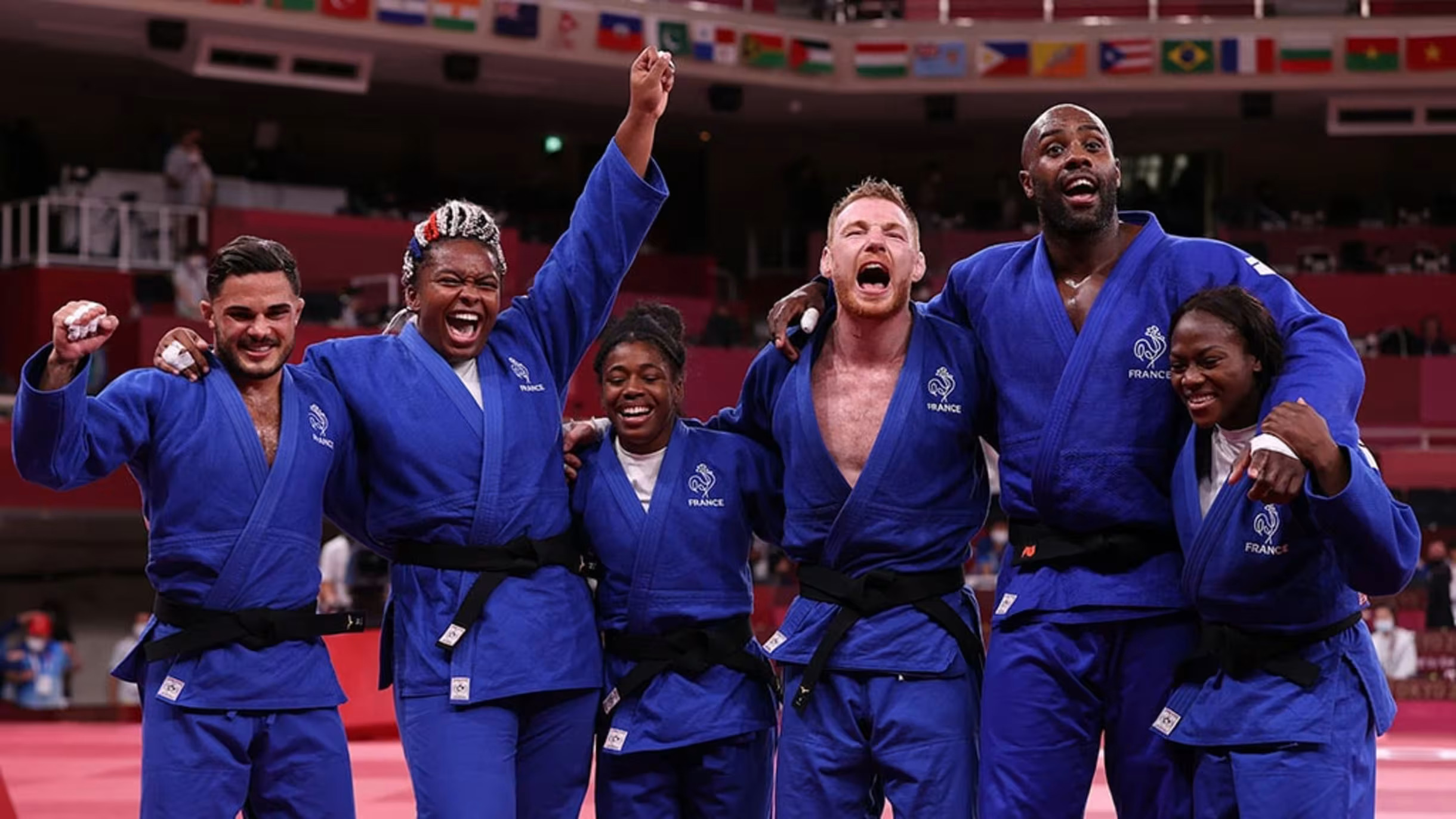 olympic vận động viên nam nữ mặc đồ xanh