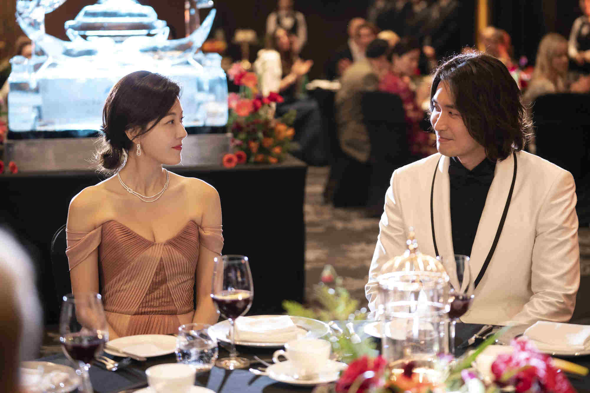 Kim Ha Neul sẽ khiến khán giả không thể “rời mắt” khi xuất hiện với những bộ đầm dạ hội lộng lẫy