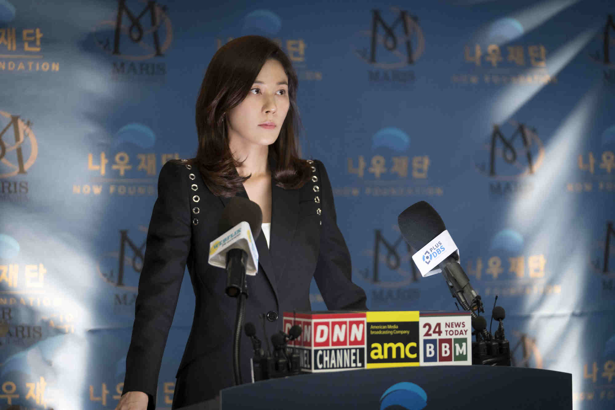 Kim Ha Neul diện vest đen red swan