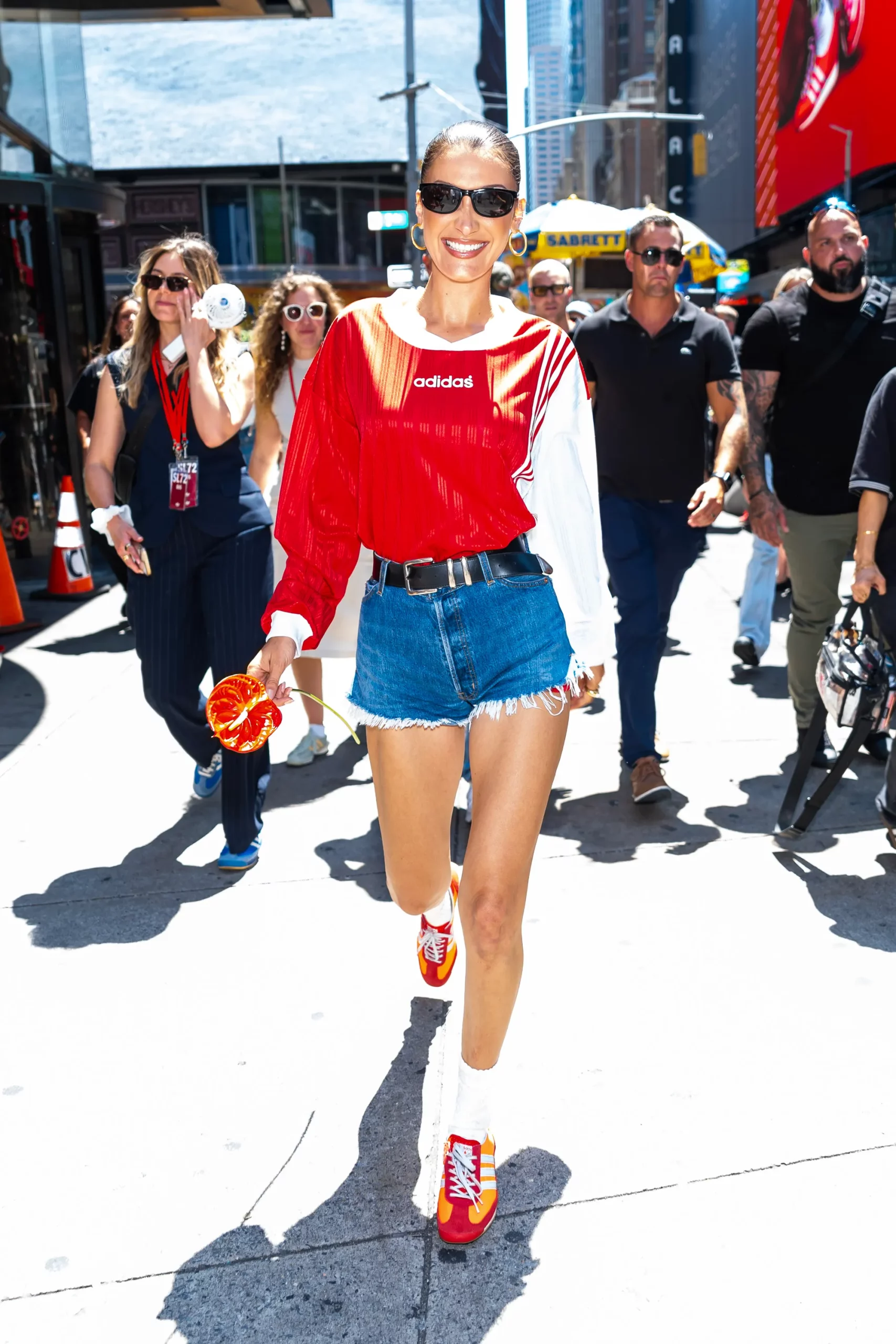 Bella Hadid trong áo Adidas