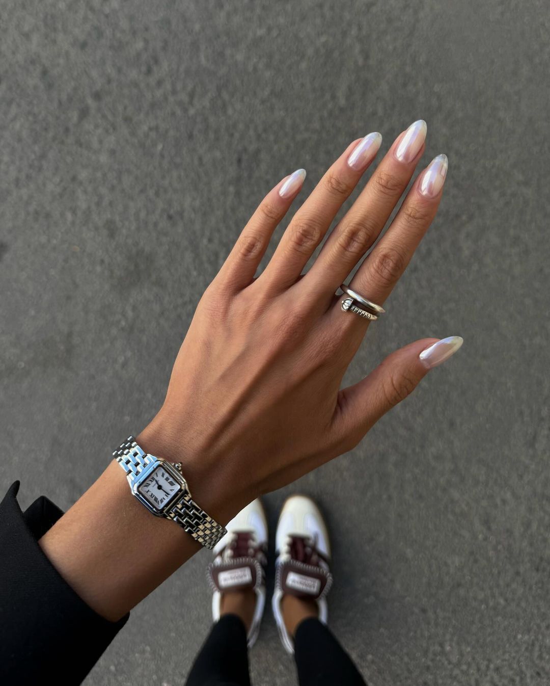 bàn tay màu da ngăm với bộ nail tráng gương