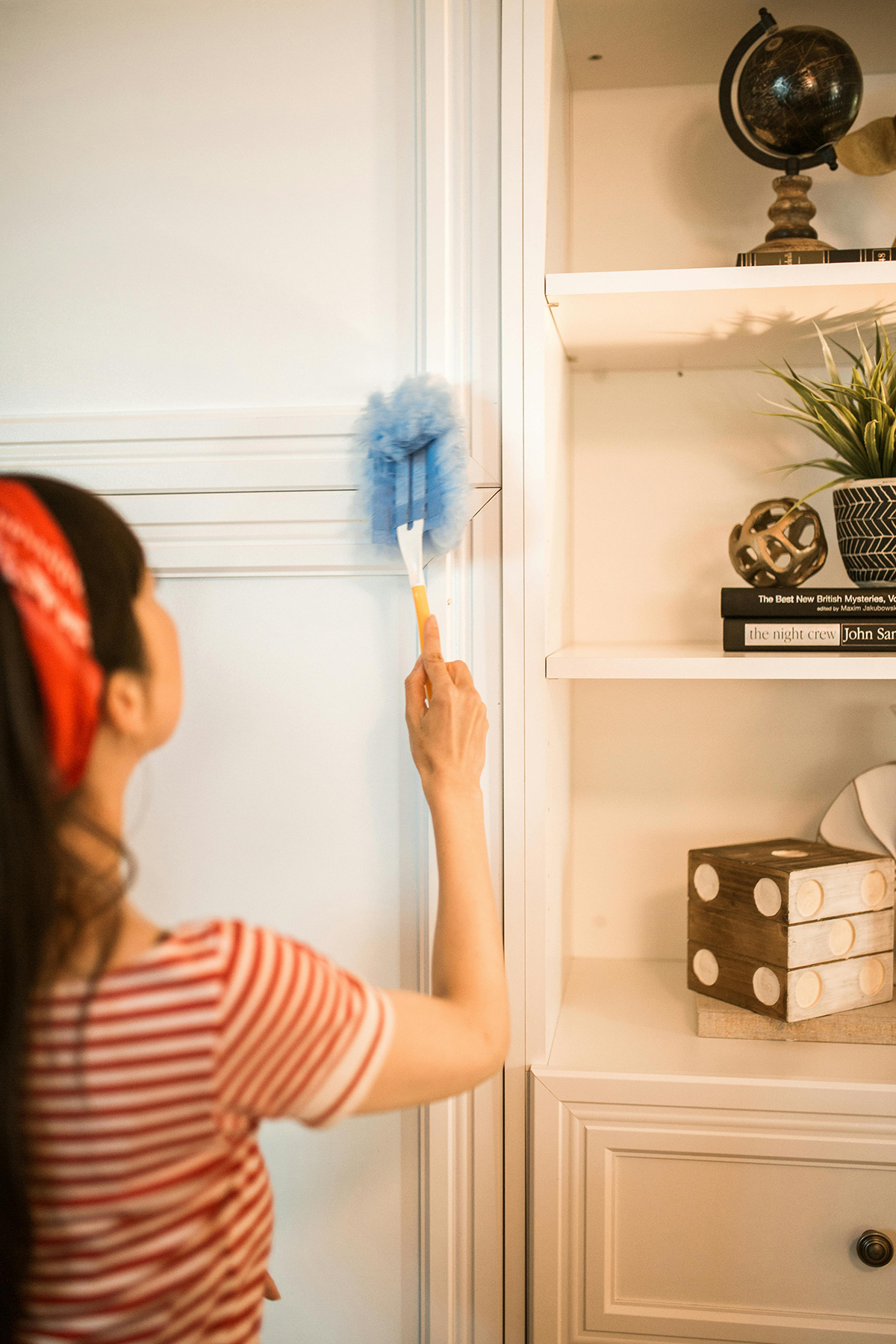 vệ sinh khe cửa để phòng tránh ô nhiễm không khí