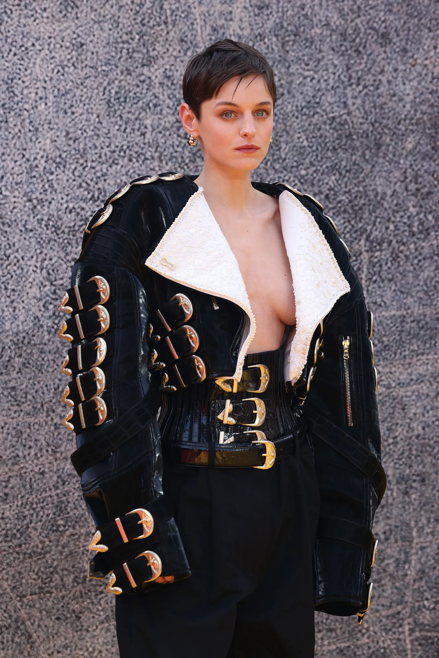 emma corrin diện áo khoác oversized