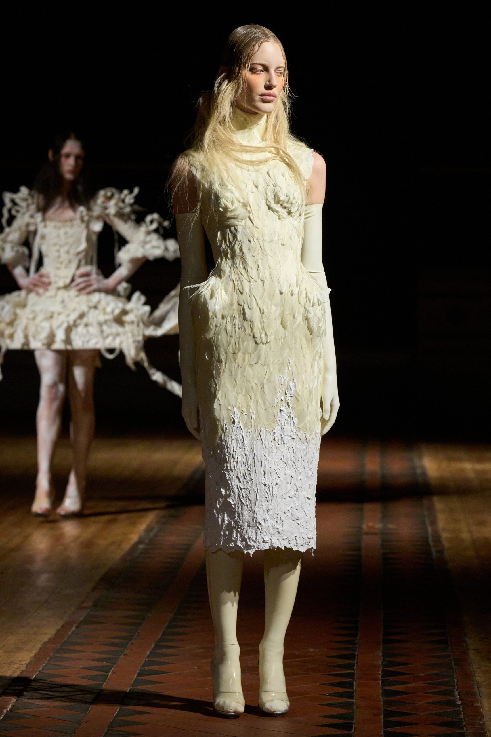 váy trắng Alexander McQueen