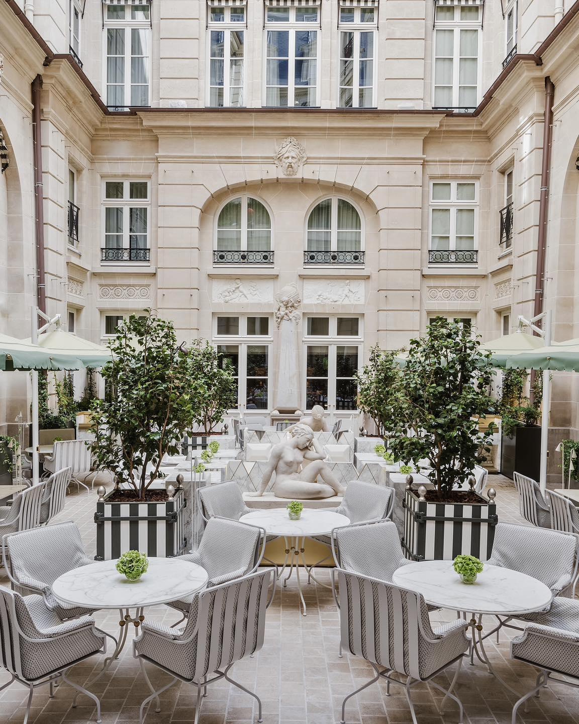 ghé thăm khách sạn Hôtel de Crillon khi đến Paris 