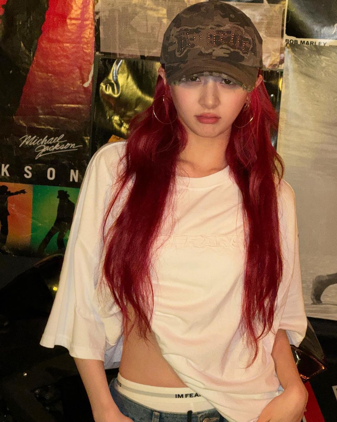 HUH YUNJIN diện áo phông