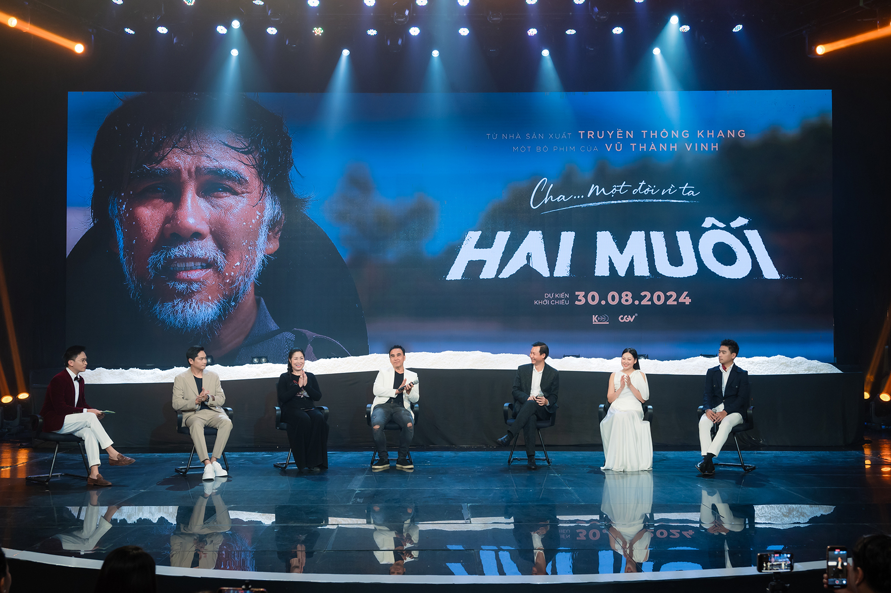 họp báo hai muối