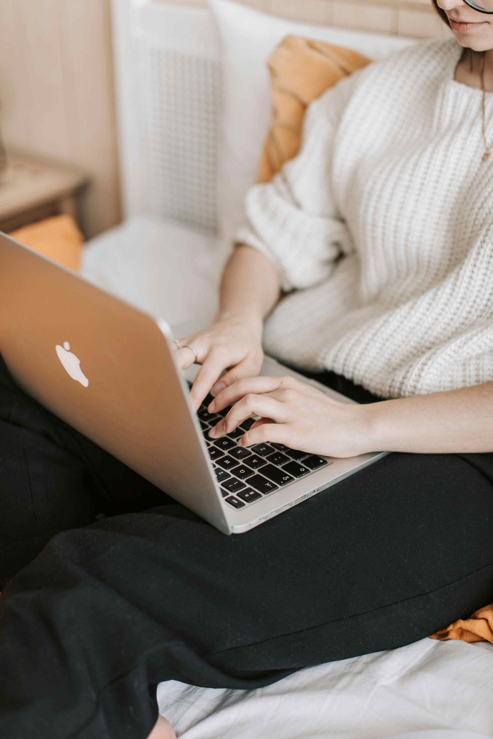 cô gái có thói quen khó thành công nằm trên giường làm việc trên laptop