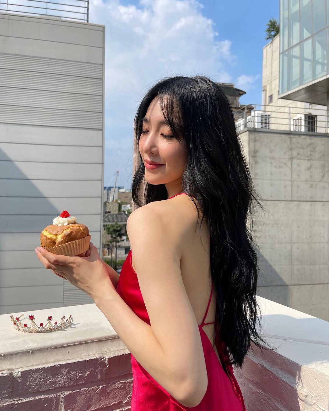 tiffany young snsd cầm bánh ngọt