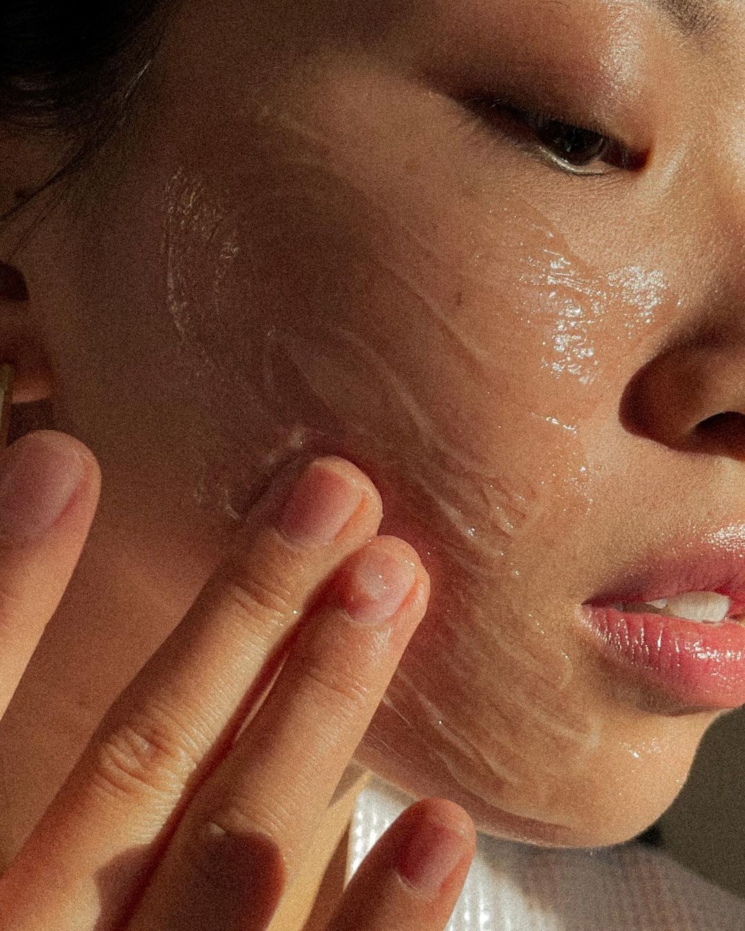 tẩy trang - cô gái châu Á để mặt mộc và bôi gel tẩy trang lên mặt