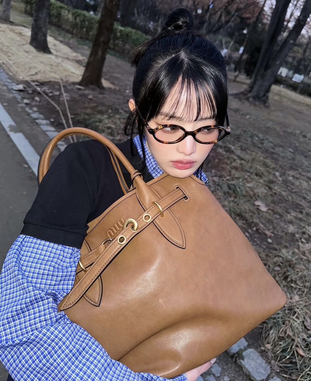@min.nicha diện túi xách da miu miu
