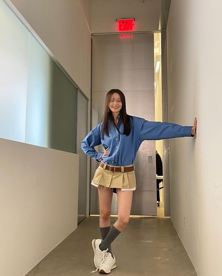 @yoona__lim diện bản phối áo sơ mi váy kem