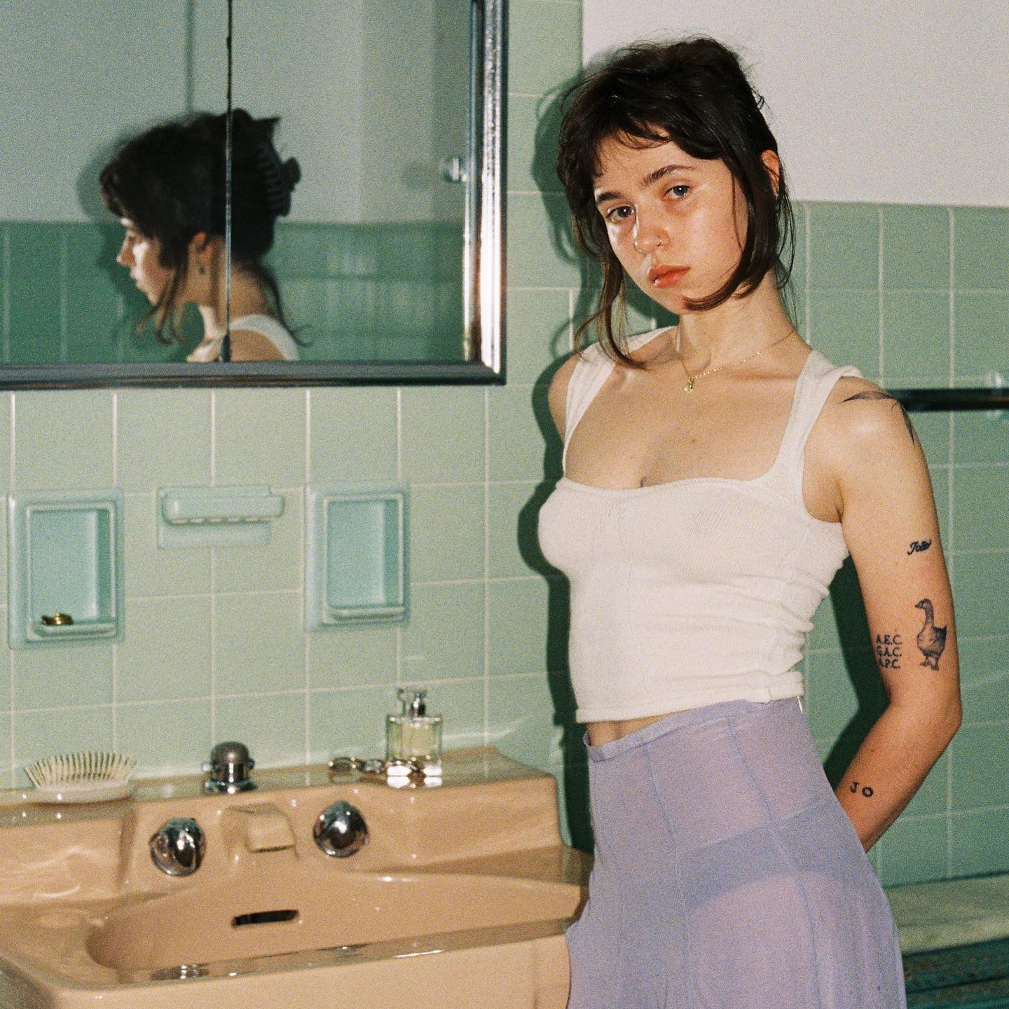 @clairo phối áo hai dây cùng váy xuyên thấu indie pop