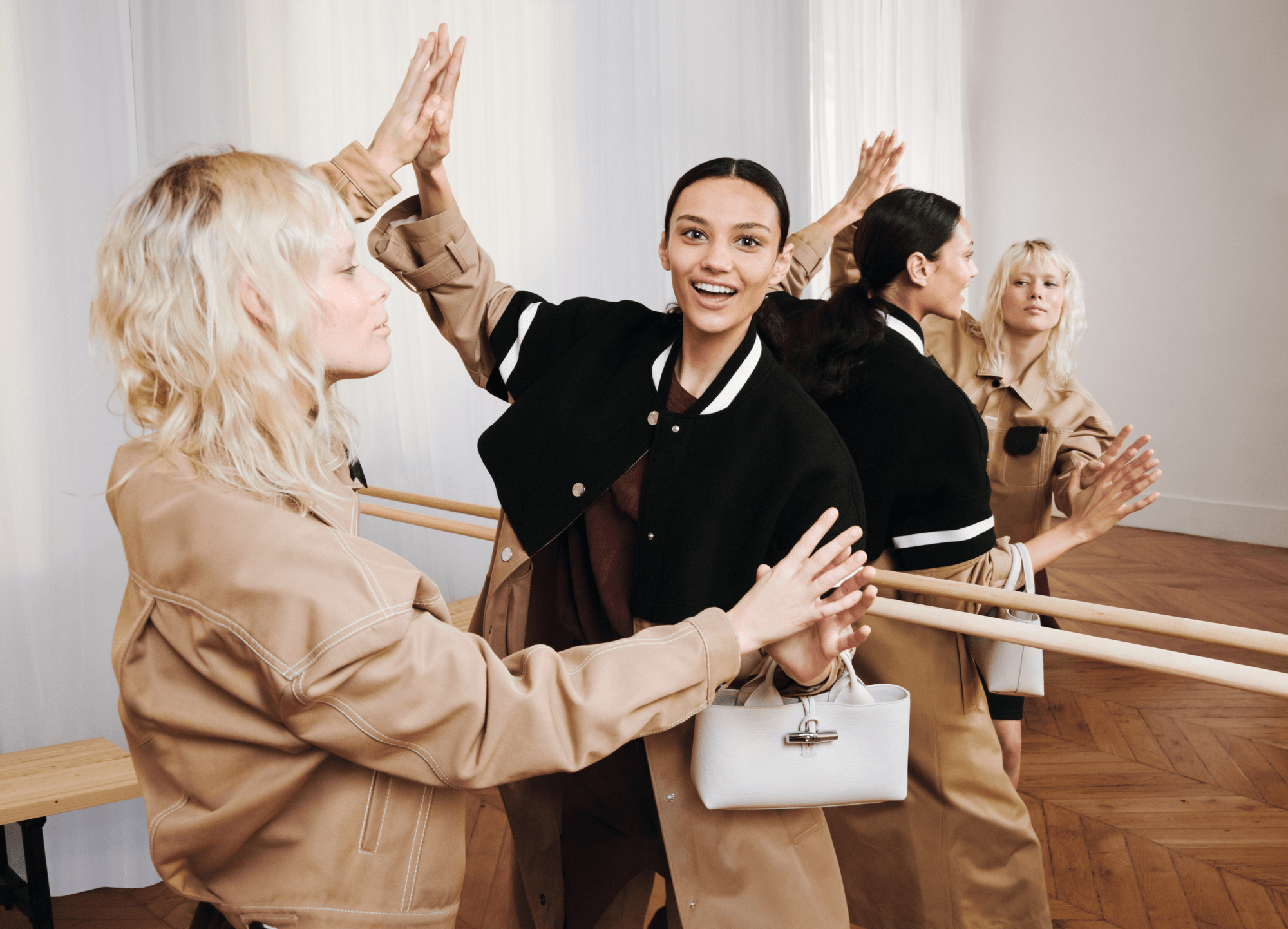 Longchamp trench coat màu kem