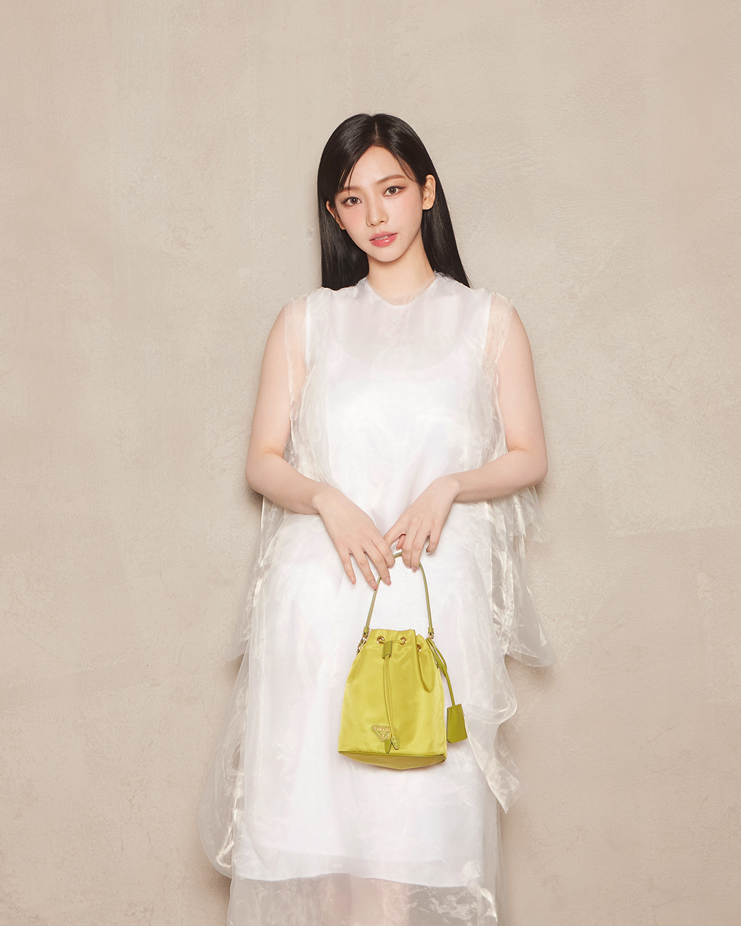 Prada thiết kế đầm trắng