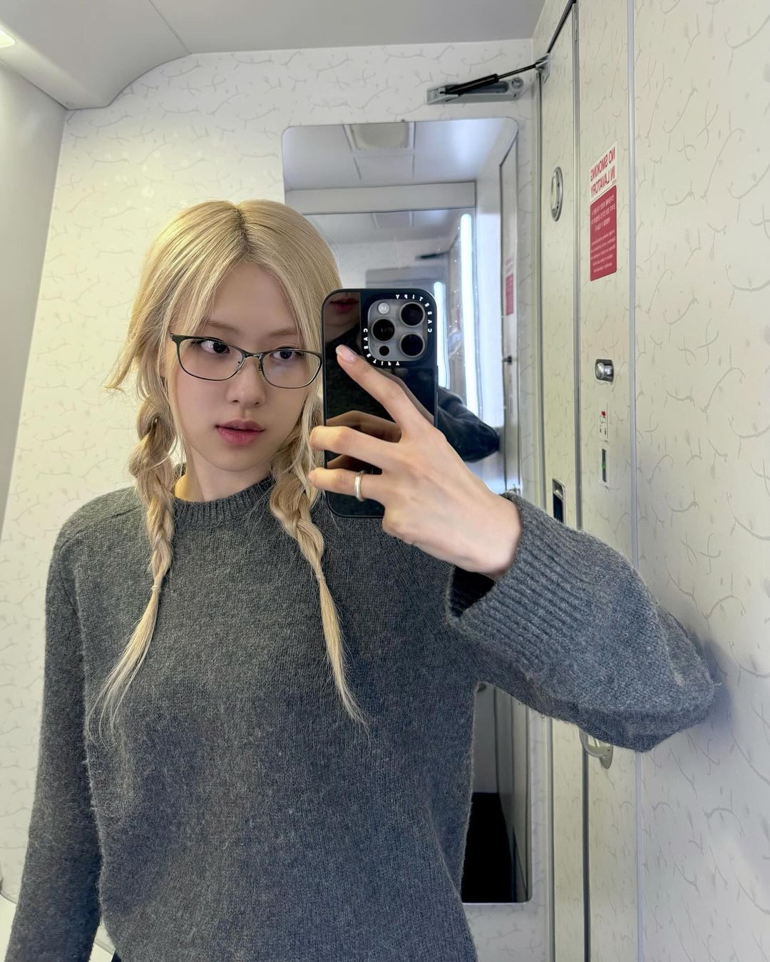 tóc tết 2 bên selfie gương