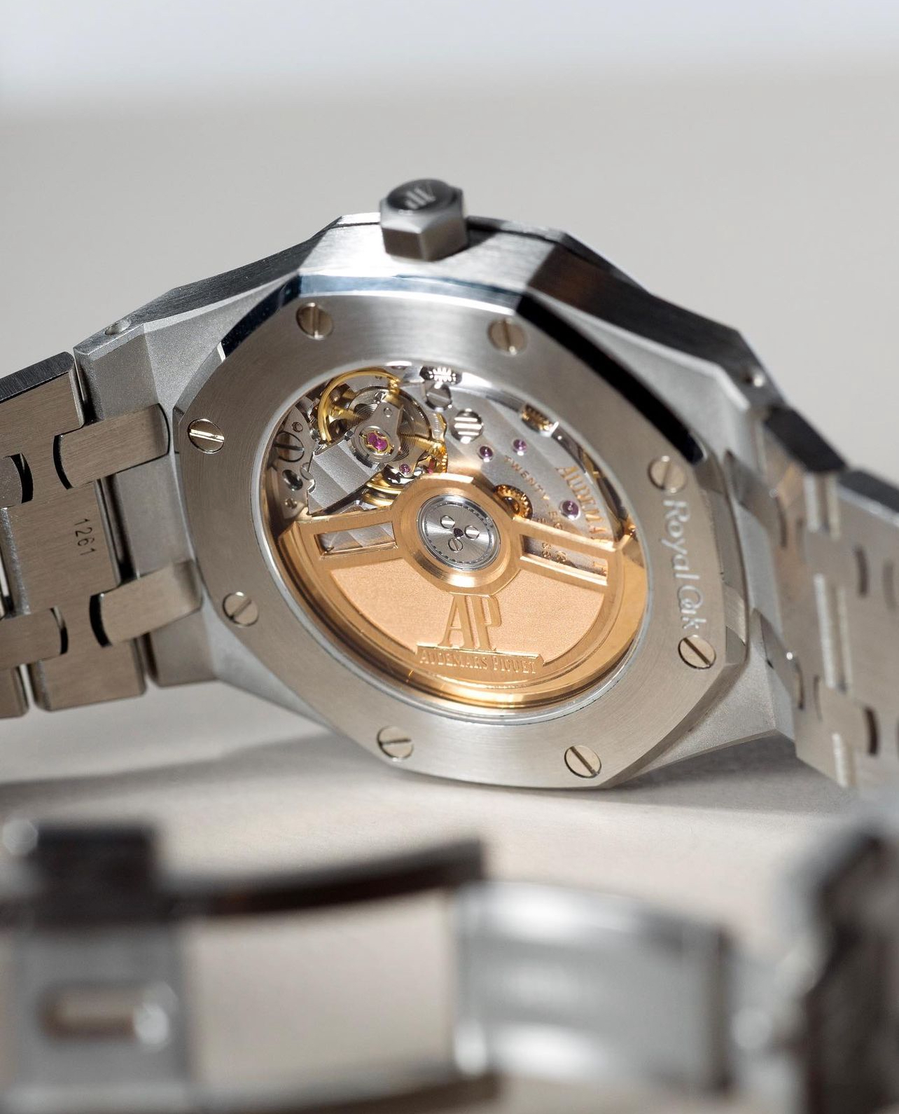 Mặt sau đồng hồ AP royal oak