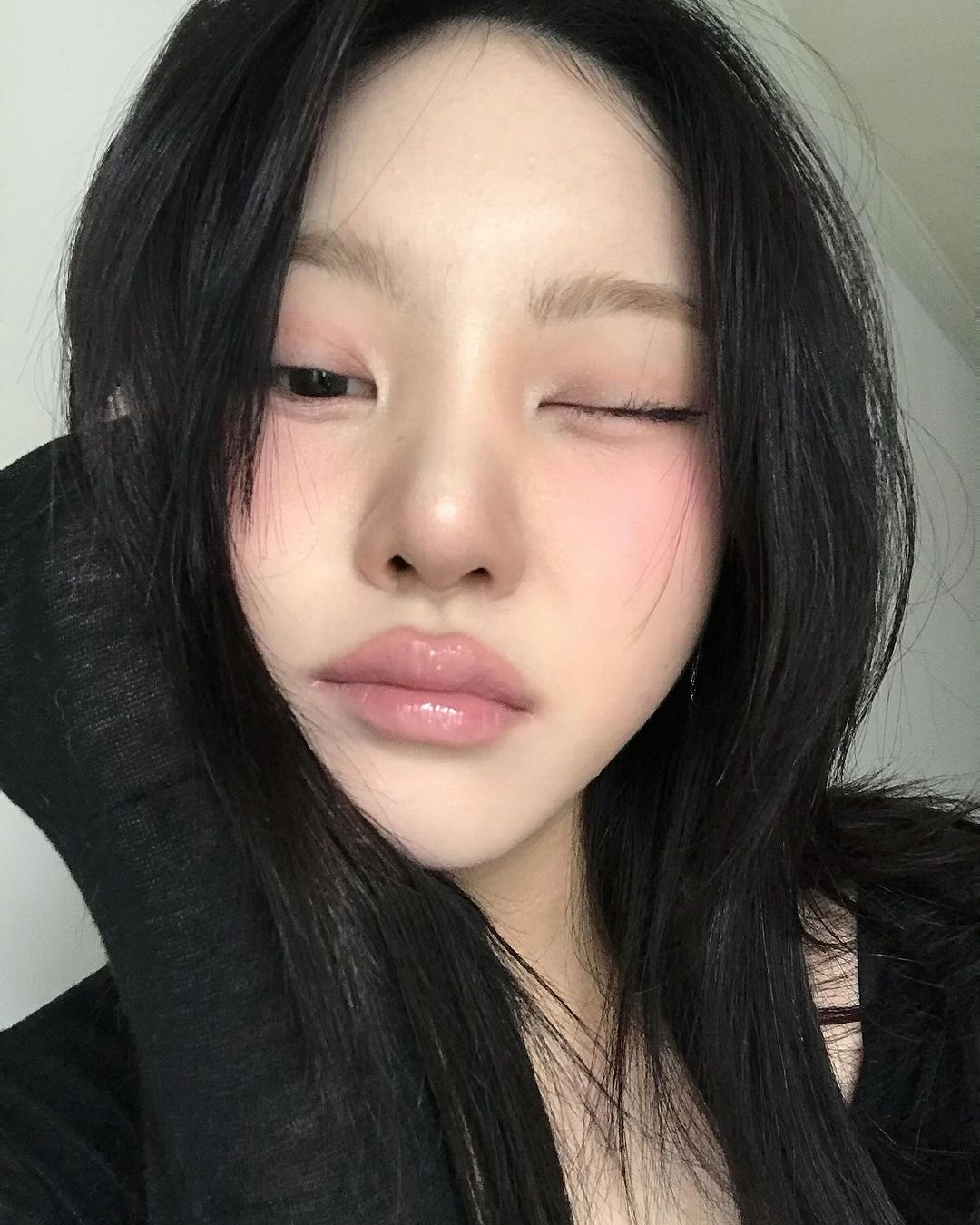 cô gái nháy mắt và trang điểm tone hồng đất