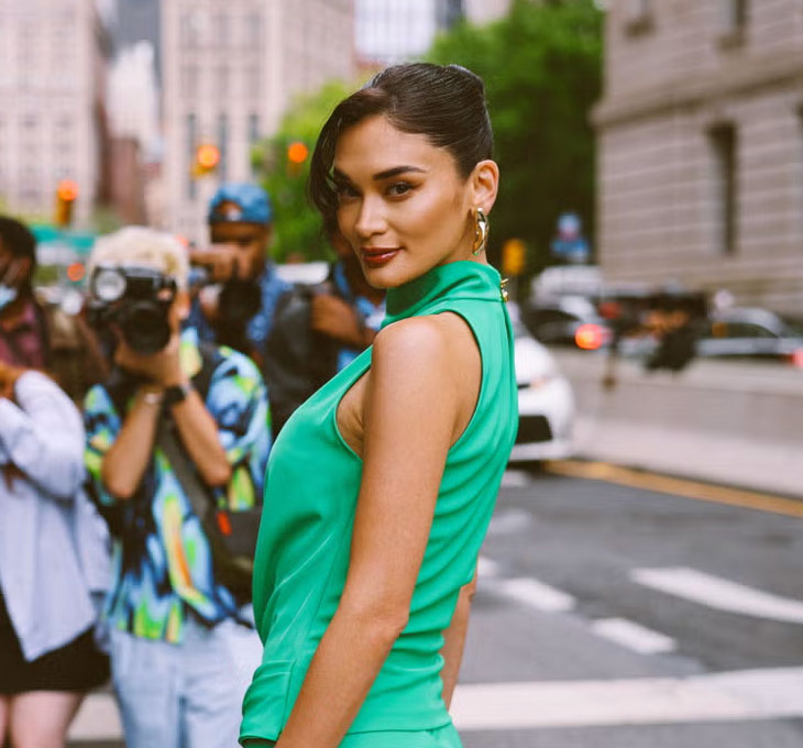 làm đẹp - hoa hậu hoàn vũ Pia Wurtzbach mặc đầm màu xanh lá và tô son màu berry đứng trên đường