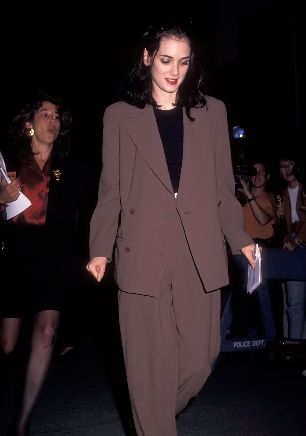 Winona Ryder diện trench coat mùa thu