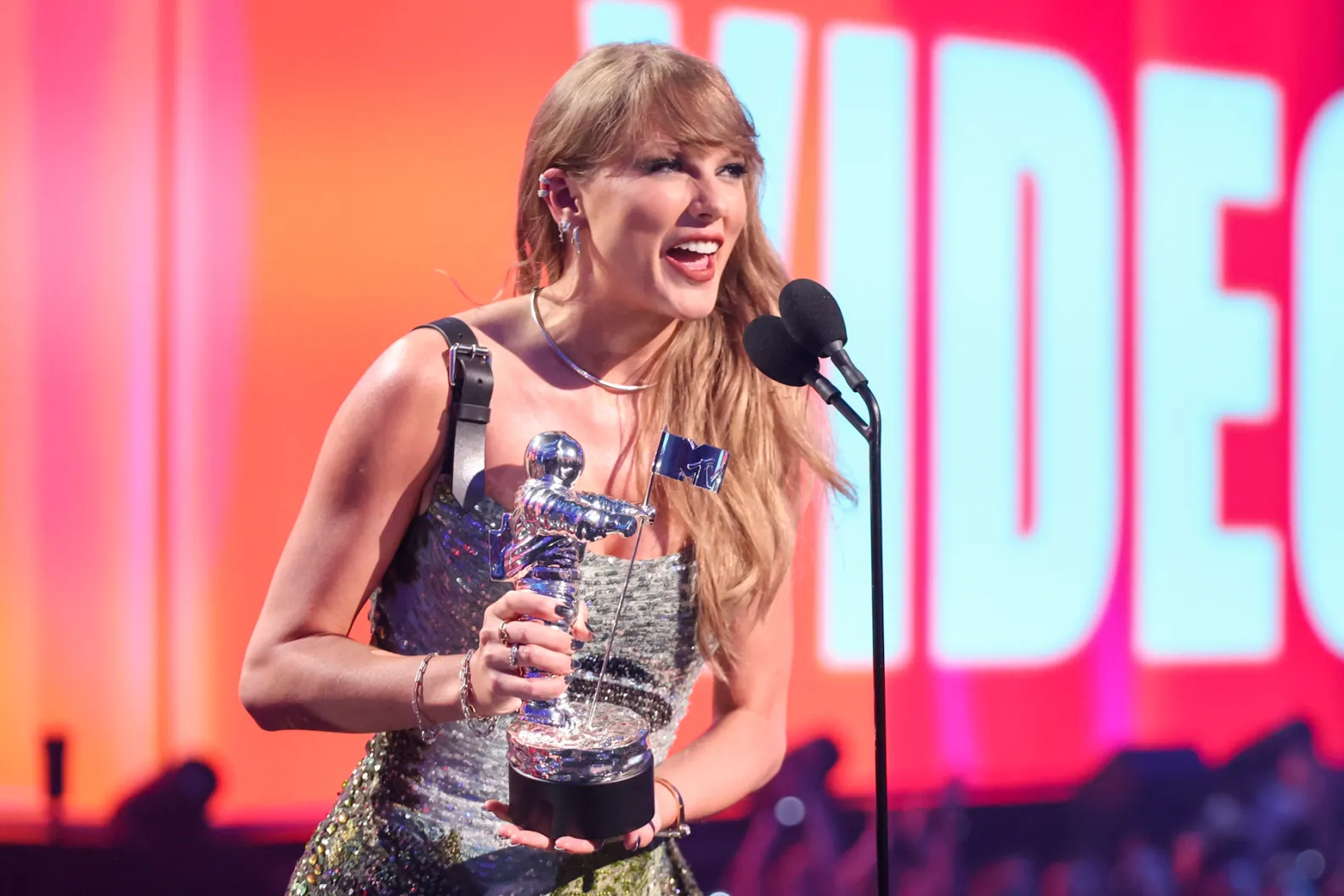 Taylor swift diện đầm đính sequins