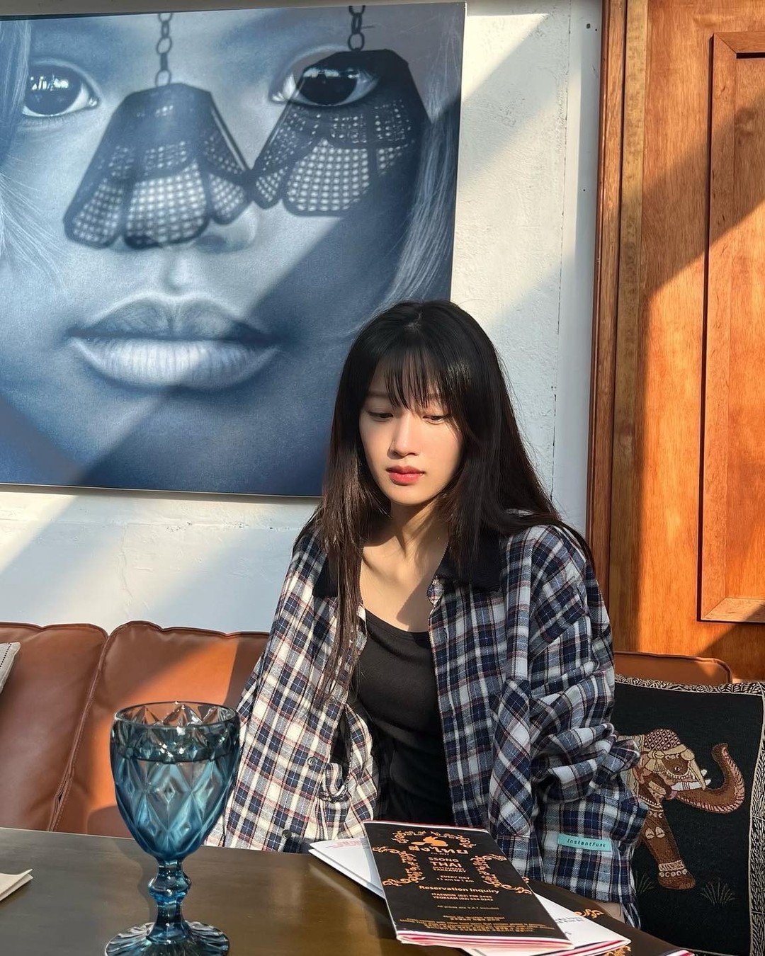 Mun Ka Young diện sơ mi caro