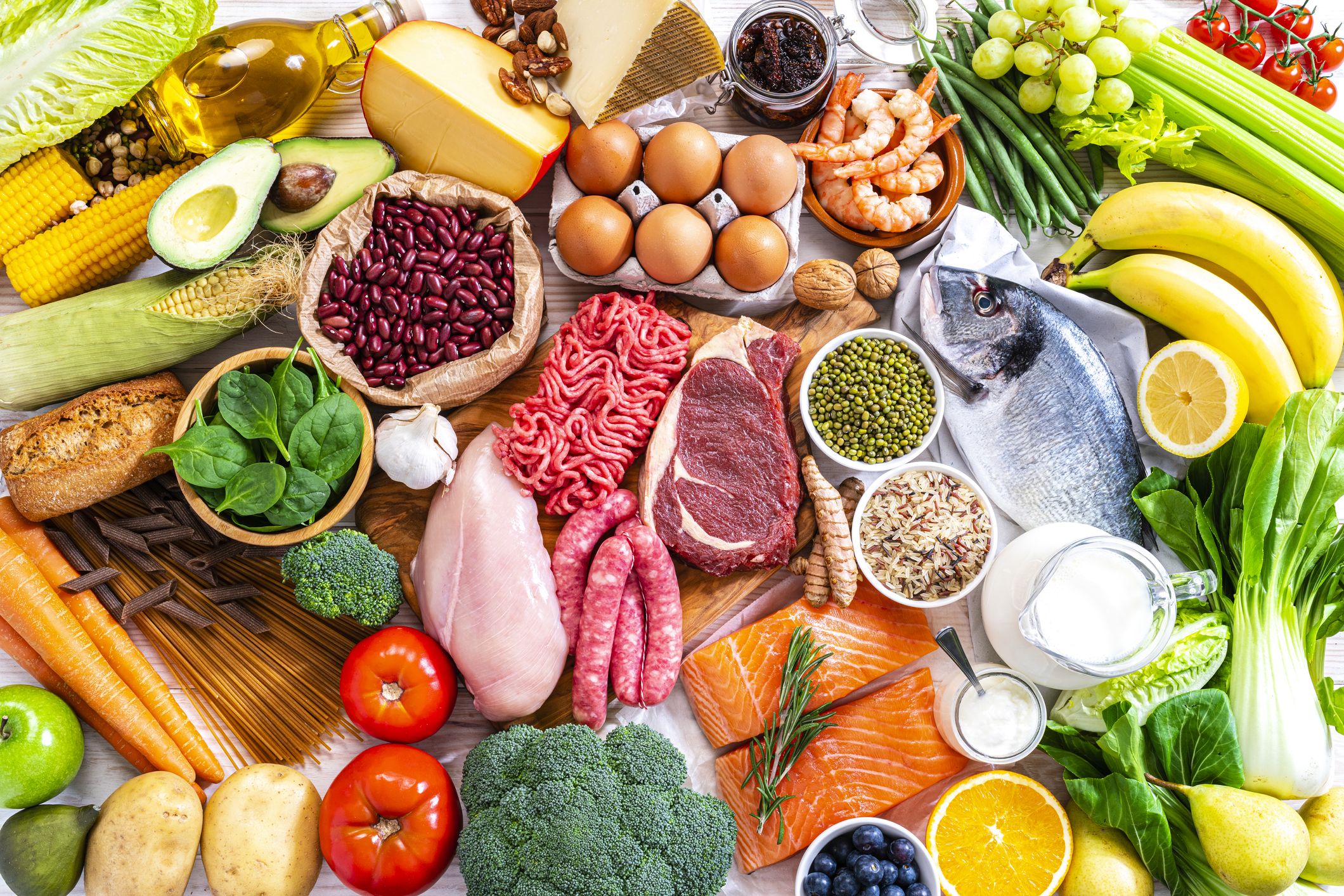 chế độ ăn - thịt bò, thịt gà, trứng, tôm và các loại thực phẩm giàu protein khác